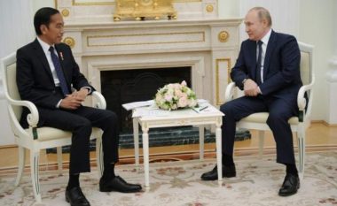 Presidenti indonezian takohet me Putinin, thotë se ia ka përcjellë mesazhin e presidentit Zelensky
