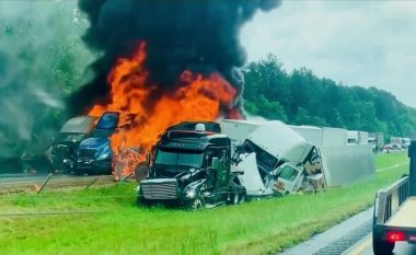 Tre të vdekur pas përplasjeve në një autostradë, gjatë motit të stuhishëm në Arkansas – disa u përfshin nga zjarri