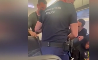 Një pasagjer u tërhoq zvarrë nga aeroplani britanik pasi dyshohet se “urinoi mbi vëllain e tij”
