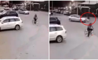 Momenti kur motoçiklisti në Istog goditet nga një veturë