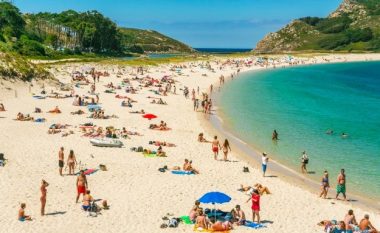 Kushdo që kapet duke urinuar në një plazh spanjoll do të gjobitet me rreth 700 euro