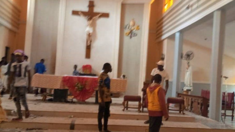 Persona të armatosur vrasin besimtarë në një kishë në Nigeri – rrëmbejnë priftin dhe disa të tjerë