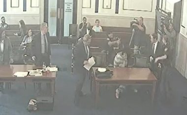 Amerikani rrahu burrin që akuzohet për vrasjen e djalit të tij – videoja në sallën e gjyqit e tregon atë duke e goditur me grushte pamëshirshëm