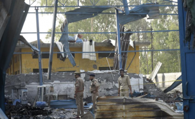 Tetë të vdekur nga zjarri në një fabrikë të Indisë