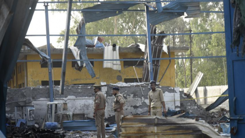 Tetë të vdekur nga zjarri në një fabrikë të Indisë