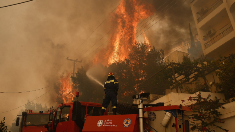 Zjarri kërcënon shtëpitë pranë Athinës duke detyruar evakuimin e banorëve – pamjet në rrjetet sociale tregojnë “ferrin”