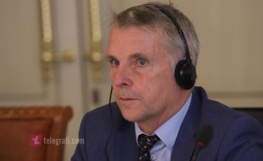 Reagon ambasadori gjerman: Shqetësuese si Lista Serbe nuk i dënoj djegiet e veturave në veri
