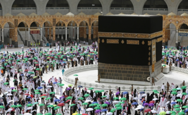 Pas dy vjetësh, Arabia Saudite pret pelegrinët e parë të huaj të Haxhit