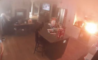 Qeni kapet në kamerë derisa aktivizon furrën duke nxitur zjarrin në një shtëpi të Misurit