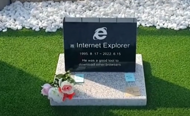 Jug-koreani i ndërton një ‘varr’ Internet Explorer në shenjë lamtumire – fotografia bëhet virale