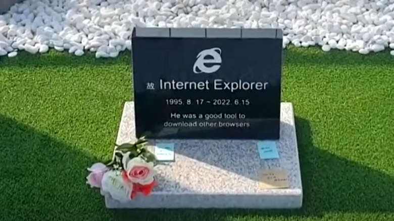 Jug-koreani i ndërton një ‘varr’ Internet Explorer në shenjë lamtumire – fotografia bëhet virale