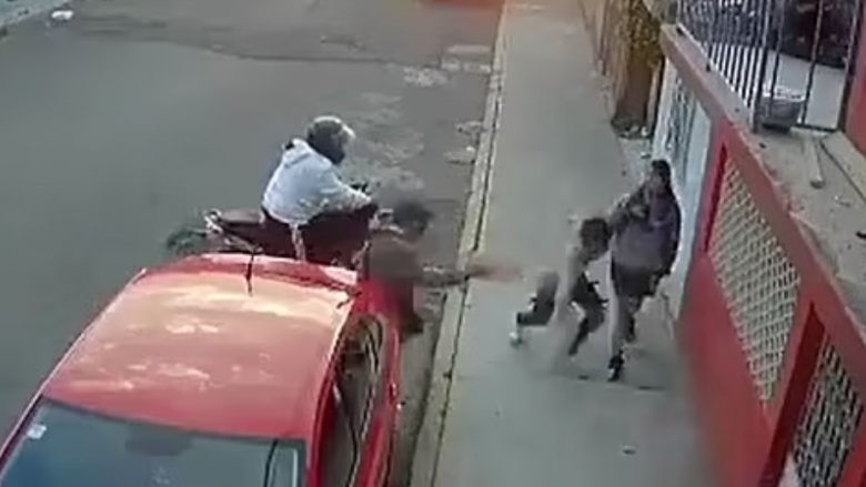 Momenti kur djaloshi braktis të dashurën e tij derisa hajduti në Meksikë ndalon për t’i plaçkitur në rrugë