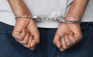 Ngacmoi seksualisht një femër në Klinë, arrestohet një person