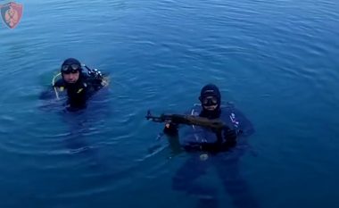 Gati 30 metra nën ujë, momenti kur polumbarët në Shkodër gjejnë armët me të cilat u grabit banka