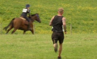 Një burrë bëhet personi i parë në 15 vjet që mundi kalin në një garë në Uells