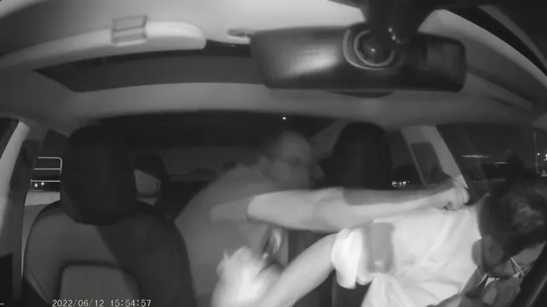 Sulmohet një vozitës i Uberit, pamjet filmojnë gjithçka – policia në kërkim të sulmuesit