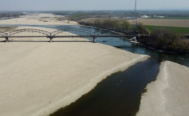 Lumi Po është goditur nga thatësira më e keqe në 70 vjet, qytetarët pa problem po ecin përgjatë rërës
