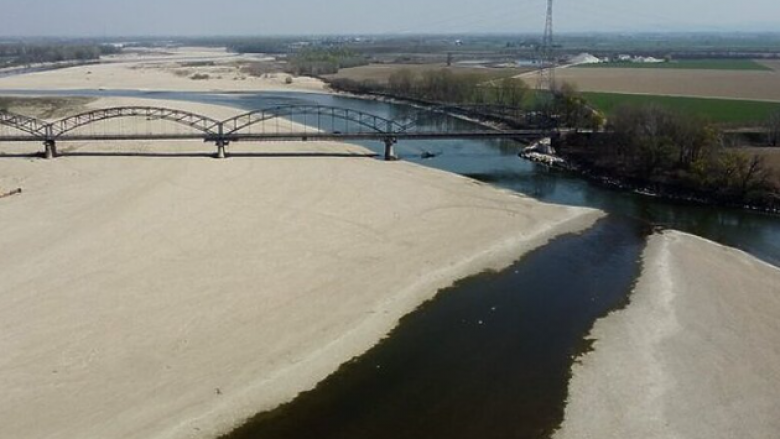 Lumi Po është goditur nga thatësira më e keqe në 70 vjet, qytetarët pa problem po ecin përgjatë rërës