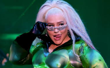 Christina Aguilera performon me një veshje në formë të organit gjenital të mashkullit
