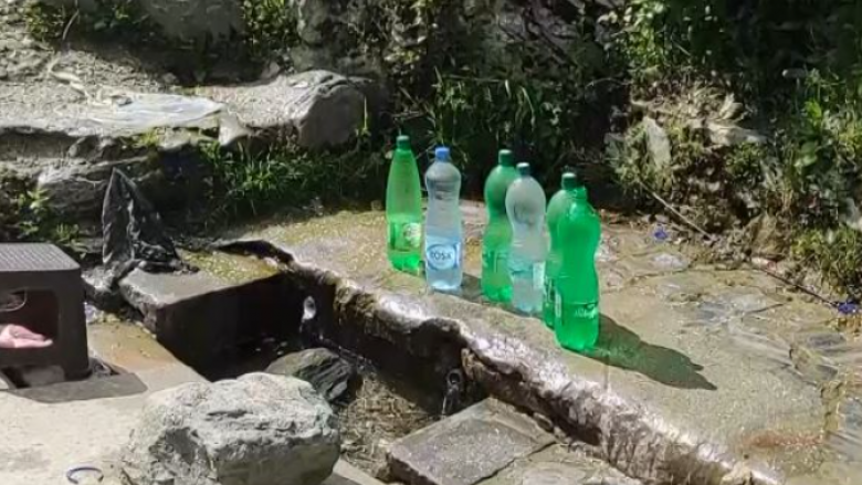 Qytetarët nuk e dinë se uji i “Banjës” në Tetovë nuk pihet, asnjë shenjë paralajmëruese se është i dëmshëm