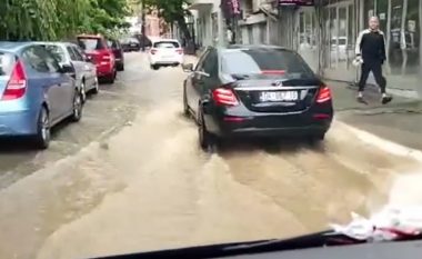Vërshohen rrugët e Prizrenit pas shiut të madh