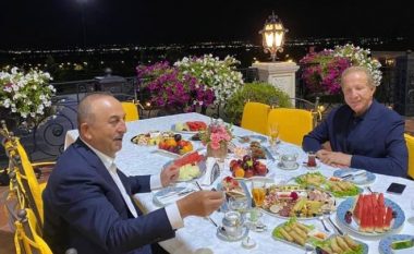 Pacolli shtroi darkë në shtëpinë e tij për kryediplomatin turk
