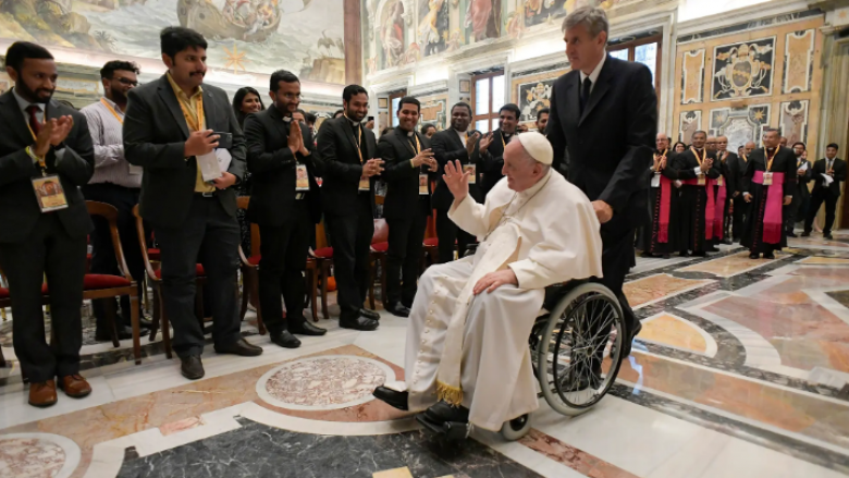 Anulimi i udhëtimeve dhe shëndeti i përkeqësuar, Papa Françesku mund të jap dorëheqje