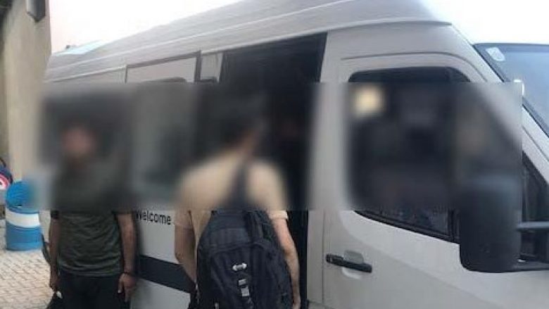 Policia gjen në një minibus 18 migrantë nga Siria, Egjipti e Iraku