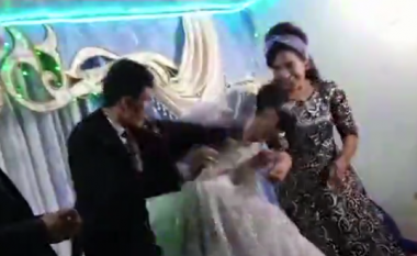 Dhëndri “grushton” gruan e tij të re në dasmën e tyre, pasi ajo fitoi një lojë në skenë – gjatë një ceremonie në Uzbekistan
