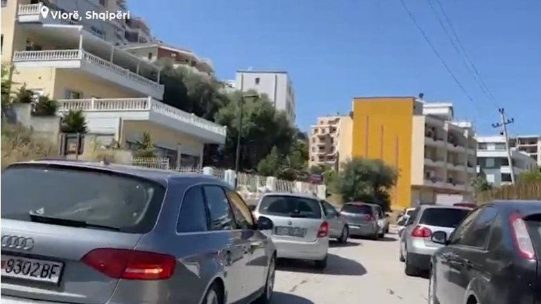 Temperaturat e larta, kolona automjetesh në Vlorë