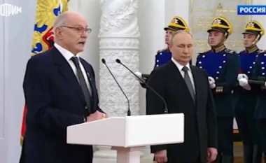 Putin duket se ‘nuk mund të qëndrojë në këmbë’ gjatë një ceremonie të ndarjes së çmimeve