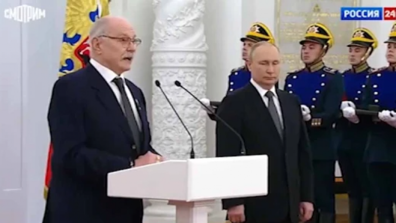 Putin duket se ‘nuk mund të qëndrojë në këmbë’ gjatë një ceremonie të ndarjes së çmimeve