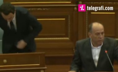 Moment komik – deputeti Shala kritikonte Kurtin për mosprani në Kuvend, teksa ai ishte prapa tij