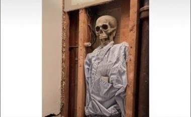 Familja kanadeze zbulon një skelet në shtëpi që kishte qenë aty me vite mbrapa pasqyrës së banjës