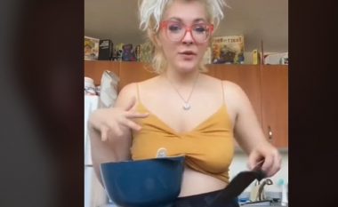 Trendi i çuditshëm në TikTok – gratë përdorin gjinjtë e tyre për të mbajtur enën për gatim