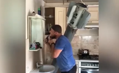 Bëhet virale videoja e një ukrainasi i cili rruan fytyrën si normalisht derisa pranë tij qëndron e varur raketa që i kishte rënë në shtëpi