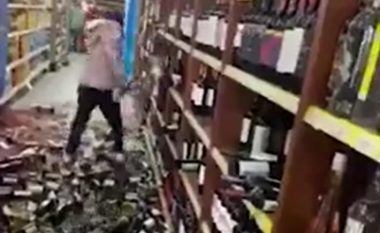 U nervozua pasi e pushuan nga puna – argjentinasja bën ‘kërdinë’ te super-marketi duke i hedhur shishet e verës në dysheme