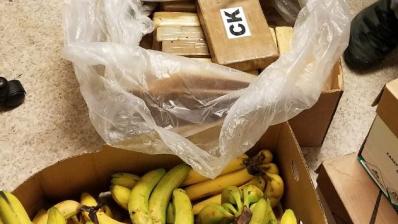 Policia çeke sekuestron 840 kilogramë kokainë në arkat e bananeve