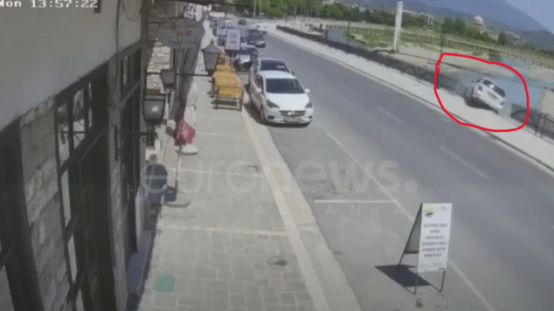 Makina bie nga ura, humb jetën nëna me djalin në Berat