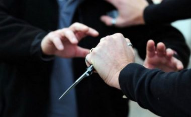 Sulmon me thikë bashkëmoshatarin në Cërrik, 15-vjeçari në gjendje të rëndë