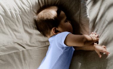 Nëna tregon një metodë interesante për ta vënë foshnjën në gjumë