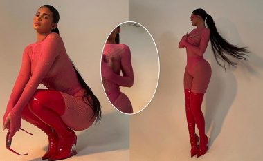 Kylie Jenner tregon format me kostum rozë dhe çizme të kuqe deri te kofshët tre muaj pas lindjes së djalit