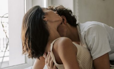 “Puthja singaporiane”: Një praktikë e re seksuale që shumica nuk e dinë, por që janë zjarr i vërtetë në shtrat