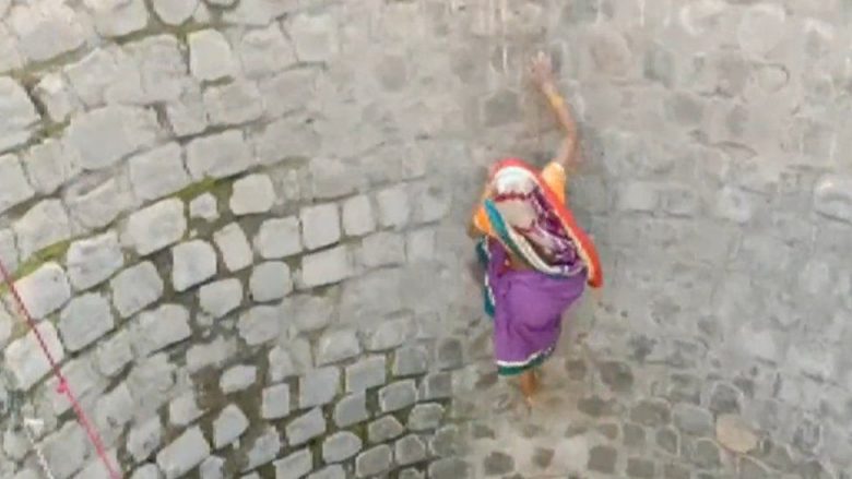 Gruaja ngjitet pasi ishte futur deri në fund të pusit – një nga rastet që nxjerrë në pah mungesën akute të ujit në disa zona të Indisë