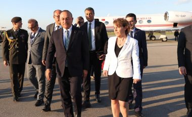 Ministri i Jashtëm turk arrin në Kosovë, Gërvalla e pret në aeroport