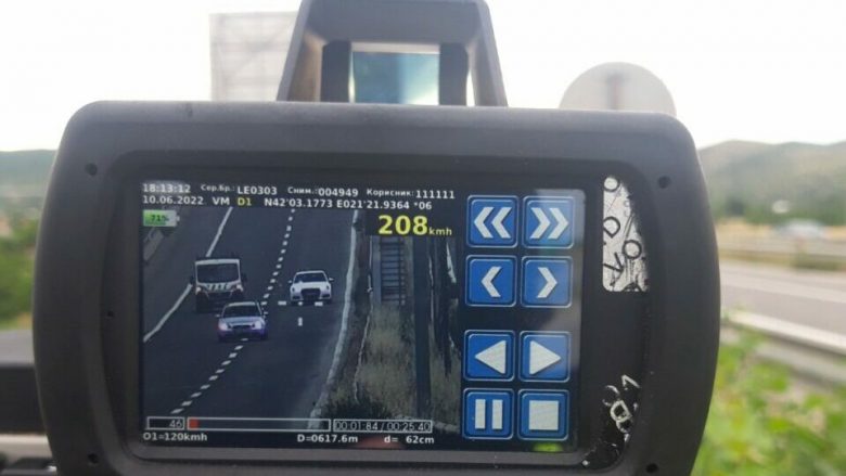 Shoferi lëvizte me shpejtësi 208 km/h rrugëve të Maqedonisë, gjobitet nga policia