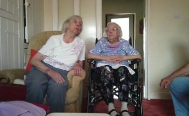 Motrat binjake britanike e festojnë ditëlindjen e 102-të bashkë – e fillojnë me një sanduiç me djathë