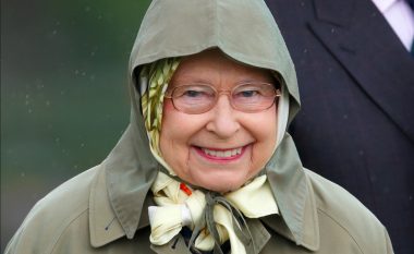 Një grua në festivalin “Glastonbury” bëhet virale, pasi fansat menduan se ajo ishte Mbretëresha Elizabeth