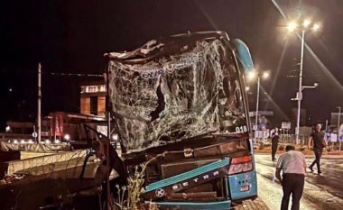 Aksidentohet një autobus në rrugën Gjilan-Ferizaj, tre të lënduar