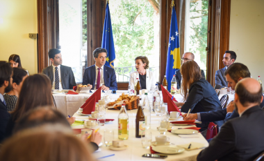 Gërvalla shtron mëngjes për ambasadorët e KiE, flasin për anëtarësimin e Kosovës në këtë mekanizëm